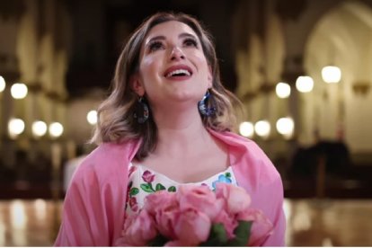 La mexicana Carolina Imperial le canta a la Virgen María