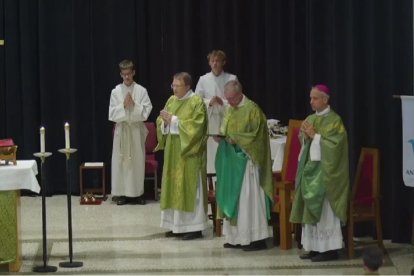 El obispo Izen en la misa tras el tiroteo en la escuela Anunciación de Minneápolis