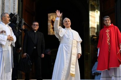 El Papa León XIV al inicio del Capítulo General de los agustinos, en Roma; de rojo, Alejandro Moral, español, su Prior general por 12 años