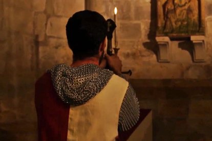 San Fernando ora con su espada antes de la batalla, en el corto 'Fernando III el Santo' de HM Televisión.