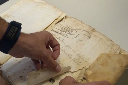 El libro de difuntos de Cobeña, del siglo XVII, hallado en Moldavia por un alemán, que lo recuperó para la parroquia