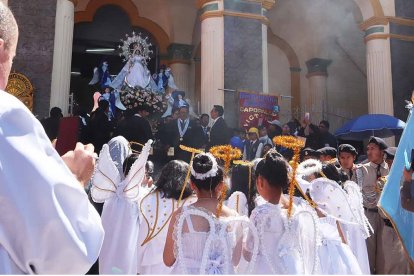 Procesión de la Natividad de la Virgen en Puno, Perú, cada 8 de septiembre
