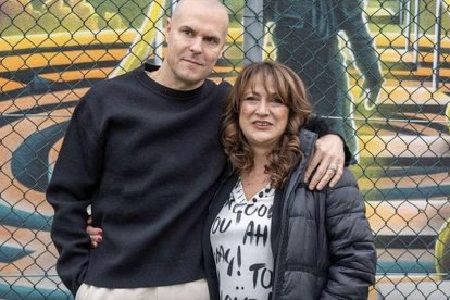 "No se cierren, conviertan ese dolor en una fuerza", dice Lucia, en la foto con el asesino de su marido.