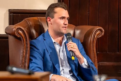 Charlie Kirk usaba el micrófono... y dejaba que otros también lo usaran, y les escuchaba, y debatía con respeto