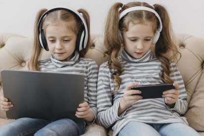 Niñas enfrascadas en pantallas, cada una con la suya... ¿qué pueden hacer los padres y familias?