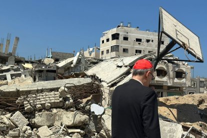 El cardenal Pizzaballa contempla la devastación en Gaza, cerca de la parroquia católica, en julio de 2025
