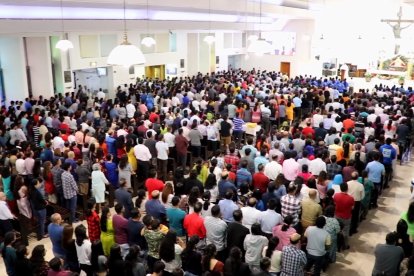 Uno de los sacerdotes apunta que hay unos 10.000 niños en catequesis, 7.000 en inglés y 3.000 en otros idiomas. En Navidad y Pascua no es raro ver a 25.000 fieles en cada misa parroquial.