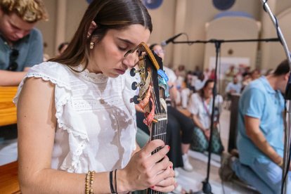 Una joven reza en la ceremonia de envío de la III Misión Diocesana en el sur de Córdoba