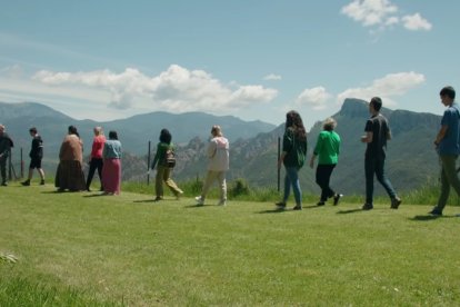 Un grupo de peregrinos paseando por los parajes del Santuario de Nuestra Señora de Lord.