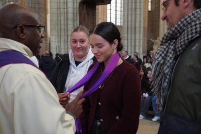 Una joven catecúmena de la diócesis francesa de Meaux, fotografiada el 1 de marzo de 2025, durante la ceremonia de su recepción en la Iglesia.