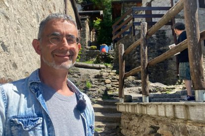 Raffaelle Busnelli lleva 13 años de ermitaño en una montaña en el norte de Italia... le visitan personas que buscan simplicidad