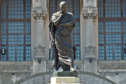 Estatua de Publio Ovidio Nasón (43 a.C-17 d.C.) en Constanza (Rumanía), la antigua Tomis donde murió desterrado el poeta, nacido en Sulmona (Italia).