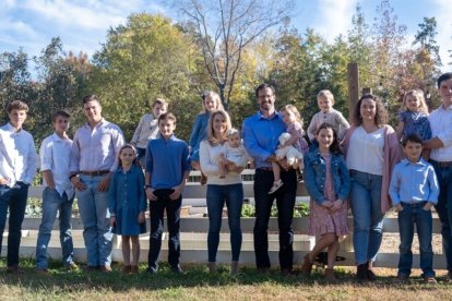 Conor y Ashley Gallagher, con 15 de sus 16 hijos.