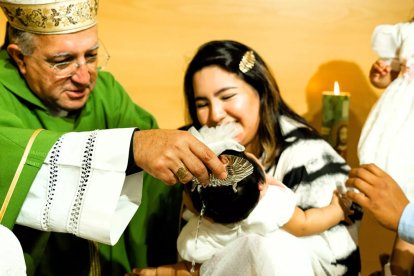 Mons. Ginés García, bautizando a uno de los 17 niños que fueron rescatados del aborto.