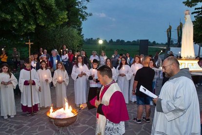Fieles en oración ante la imagen de la Rosa Mística en Montichiari.