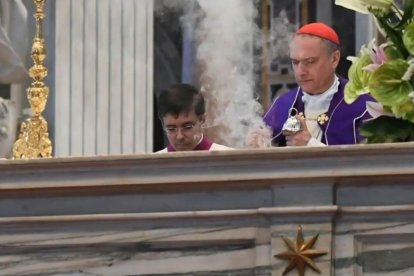 El cardenal Gambetti inciensa el altar de San Pedro durante el acto de reparación por la profanación que sufrió el 10 de octubre.