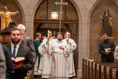 Misa en 2024 con seminaristas y sacerdotes jóvenes de la diócesis de Lansing, EEUU