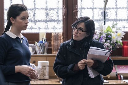 La joven actriz novel Blanca Soroa, con la directora Alauda Ruiz de Azúa, en la magnífica película Los Domingos