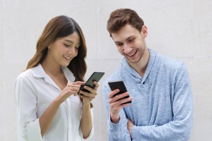 Algunos estudios reportan menos de una hora a la semana de comunicación en pareja, mientras que solo una "sesión" en ChatGPT puede abarcar 13 minutos.