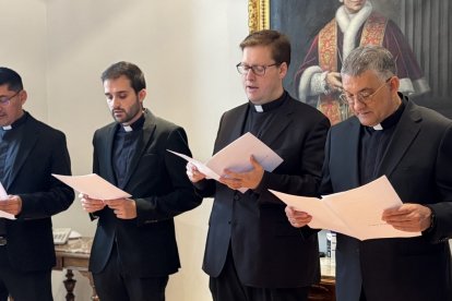 Los nuevos sacerdotes de Zaragoza, Luis Sierra, David Calvo, Ignacio Álvarez y Giovanny González, en su profesión de fe.