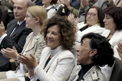 De izquierda a derecha, José Carlos Rodríguez-Hurtado, su esposa, Matina (de Gospel Libertad), la periodista Marta Sanz; detrás, el coro gospel, en Premios Religion En Libertad