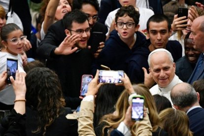 El Papa León XIV, rodeado por participantes en el Jubileo del mundo educativo.