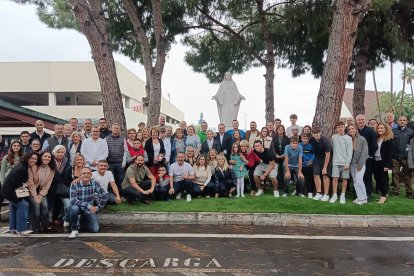 Los trabajadores de la empresa y sus familias durante la renovación de la consagración de la compañía al Sagrado Corazón.