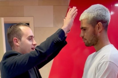 Miguel Tovar bendice al tenista Carlos Alcaraz