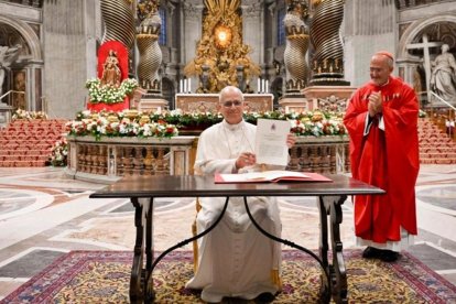 León XIV muestra, con el cardenal José Tolentino de Mendonça, prefecto del Dicasterio para la Cultura y la Educación, su reciente documento sobre educación.