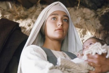 La Virgen con Jesús en brazos en 'Jesús de Nazaret' (1977) de Franco Zeffirelli, donde María es interpretada por Olivia Hussey.