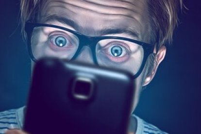 Saturación material, hperconexión adictiva