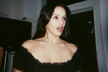 La cantante Rosalía pone cara de asombro en una sesión de fotos... ¿leerá la carta de su obispo?