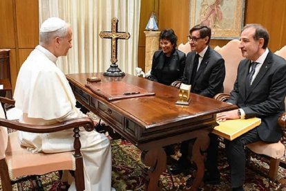 El 1 de octubre Illa, Espadaler y la embajadora ante la Santa Sede, la política socialista Isabel Celaá, visitaron al Papa León, le invitaron a Barcelona