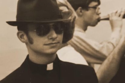 Robert Prevost con sombrero y gafas negras.