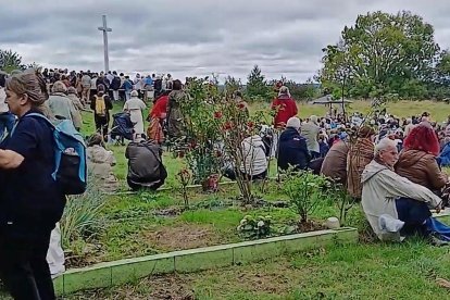 Peregrinos en Dozulé, con la cruz elevada en 1972 al fondo.