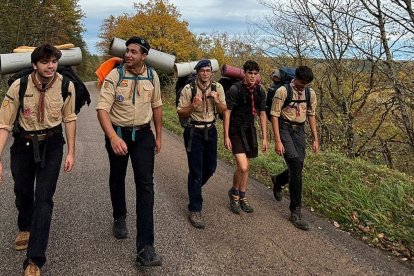 Un grupo de Scouts de Europa camina hacia el gran encuentro de Vézelay de 2025
