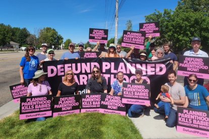 Militantes provida de Live Action, en una campaña por la supresión de fondos federales a Planned Parenthood.