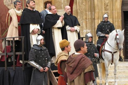 El inquisidor Tomás de Torquemada, interpretado por Manel Dueso, en el centro de la imagen en una escena de la serie 'Isabel'.