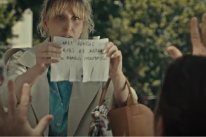 Atrapados, un corto para Cáritas, que denuncia la falta de empatía y homenajea La Cabina, de Antonio Mercero