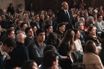 Cientos de jóvenes acudieron a la presentación de 'Las evidencias de que Jesús es Dios', de José Carlos González-Hurtado.