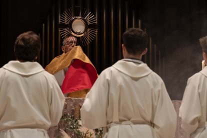 El cardenal Omella en la bendición de la adoración eucarística XLT por los 40 años de LifeTeen en la Sagrada Familia