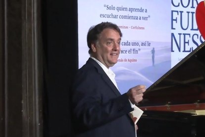 Óscar Corominas, durante la presentación de su libro en el Colegio Oficial de Médicos de Madrid.