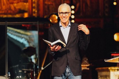 Nicky Gumbel en una predicación en Holy Trinity Brompton, Londres, en 2021