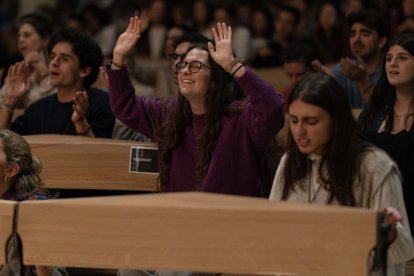 Jóvenes católicos en adoración en la Sagrada Familia de Barcelona, en el XLT de los 40 años de LifeTeen