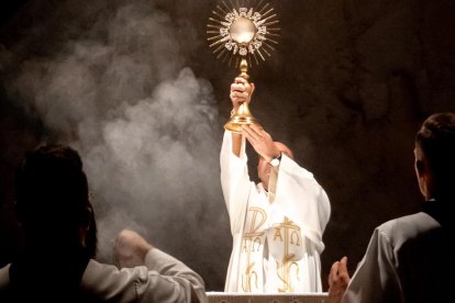 Atraídos por la Belleza de la liturgia, muchos jóvenes vuelven a la Verdad que esa Belleza expresa.