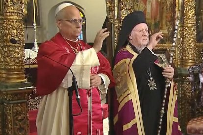 Bendición conjunta del Papa y el Patriarca de Constantinopla en la Iglesia de San Jorge en Estambul.