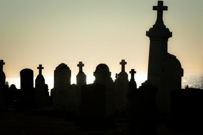 No morir no nos hace dioses, morir es la puerta de entrada para verle.