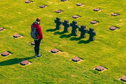 La esperanza y las promesas de la Resurrección de Cristo cambian la forma de contemplar la muerte. Cementerio militar alemán en La Cambe (Normandía).