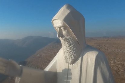 El monumento a San Charbel en el Monte Líbano, instalado en 2017.