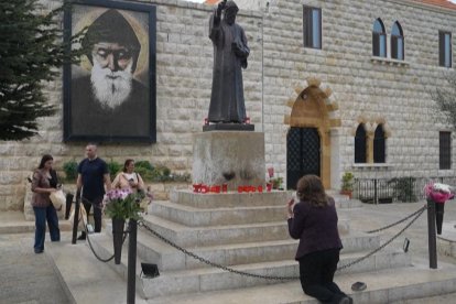 Tumba de San Charbel en el monasterio de Annaya, donde será venerado por el Papa León XIV durante su visita al Líbano.